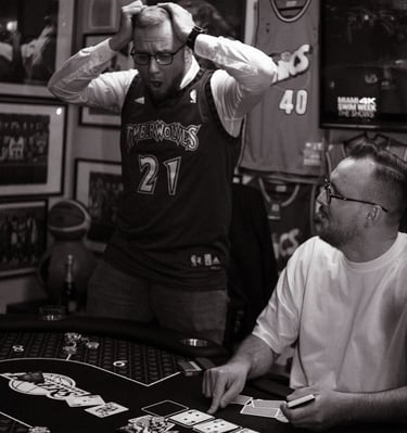Žaidėjai prie profesionalaus pokerio stalo