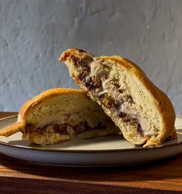 une brioche glacée, avec un nappage et des toppings croustillant