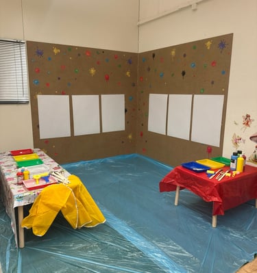 Kreative Malecke für Kinder mit Bastelmaterialien und Malwand in der Spielgruppe Spreitenbach.