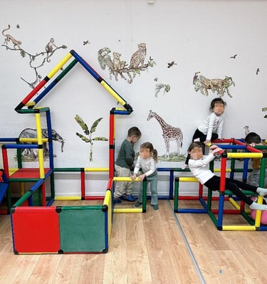 Spielbereich mit Bauelementen und Tierwandbildern in der Spielgruppe der Zukunft, Spreitenbach.