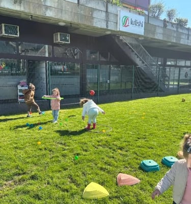 Kinder spielen draußen auf dem Spielplatz neben der Spielgruppe der Zukunft in Spreitenbach – Bewegu