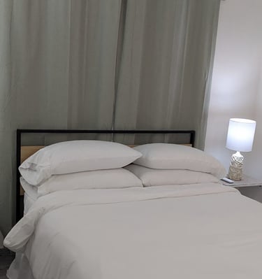 queen bed with side tables