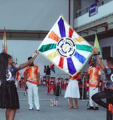Uma mulher segurando um pavilhão da AMESPBEESP