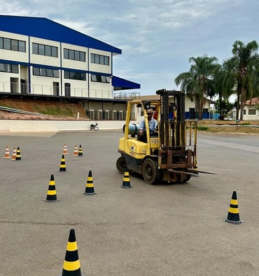 Aula prática de empilhadeira Patos de Minas