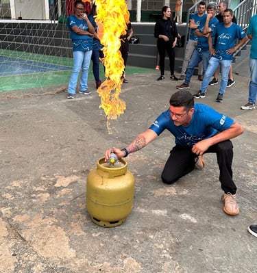 Homem apagando fogo - brigada de incêndio