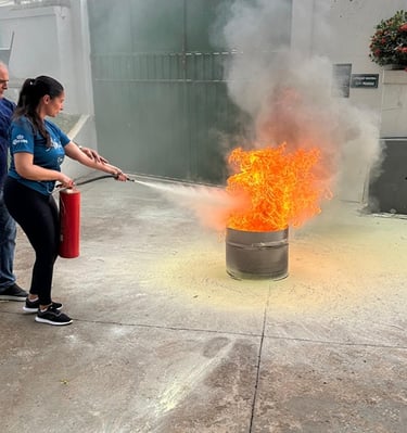 Mulher usando extintor - brigada de incêndio