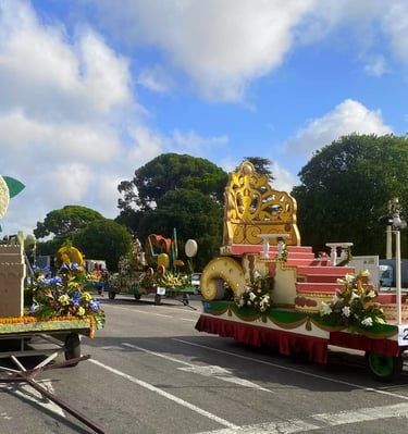 Preparación de las carrozas de la batalla de las flores.