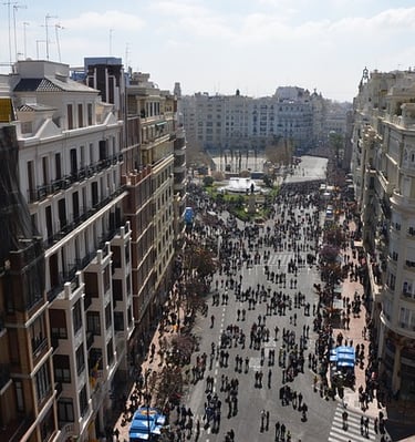 Plaza del ayuntamiento de Valencia, público esperando la mascletá