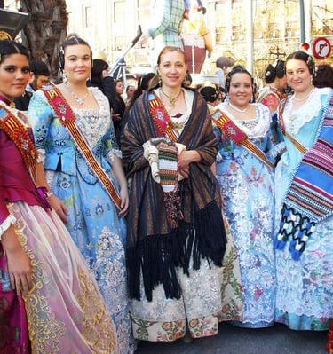 Falleras, con el traje típico