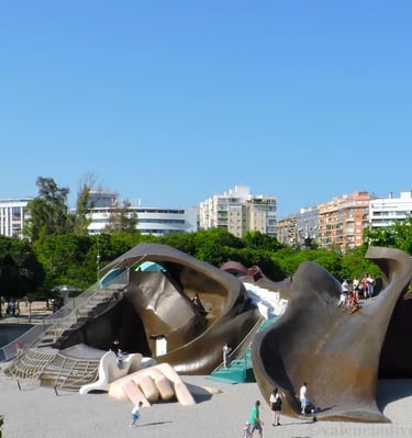 Tronco de Gulliver con numerosas estructuras de juego, Valencia