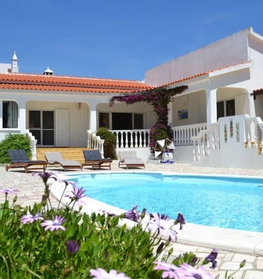 CASA BORBOLETA - gepflegte Villa mit 4 Schlafzimmern, 3 Bäder, Pool, großem Garten, Meerblick