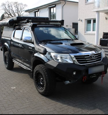 Offroad-Fahrzeug mit Dachzelt und Umbauten bei einer technischen Begutachtung