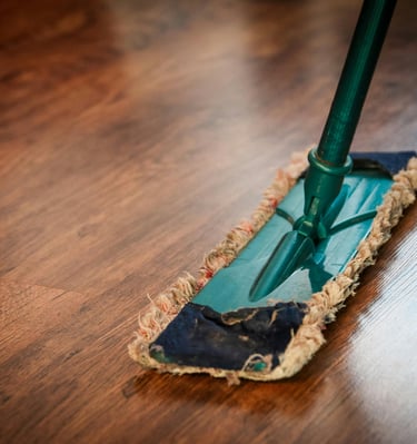 Désinfection de poignées de porte et d'interrupteurs pour assurer un environnement sain.