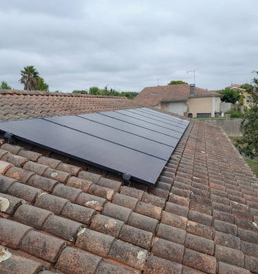 Pose panneaux solaires photovoltaïques autoconsommation et revente du surplus d'électricité.