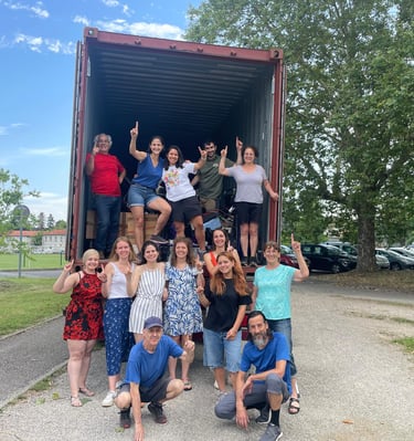 les bénévoles devant le camion qui amène les appareillages