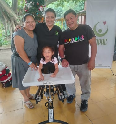 Un enfant handicapé avec l'appareillage et 3 adultes au tour