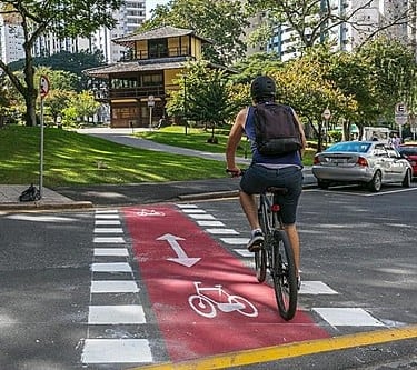 ciclista trafega em faixa exclusiva - Curitiba