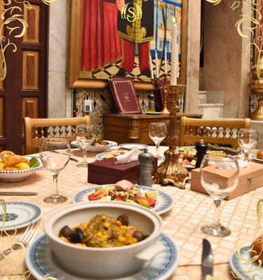 a table avec une experience culinaire et un tableau d'un bey dans le palais historique Essaraya.
