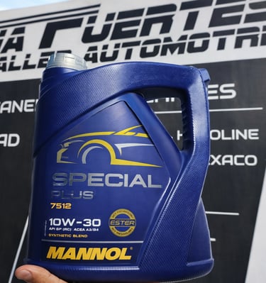 Uso de aceite Mannol 10W30 para garantizar protección y rendimiento del motor en cada servicio.