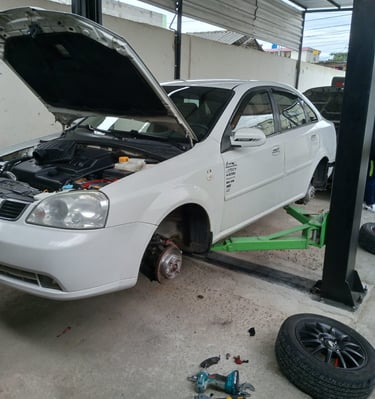Vehículo sobre elevador automotriz profesional para una inspección segura y eficiente..