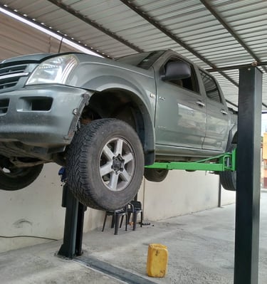 Vehículo elevado con elevador automotriz profesional para una inspección segura y eficiente.