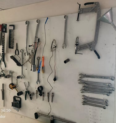 Herramientas organizadas y equipamiento completo para brindar un servicio automotriz eficiente.