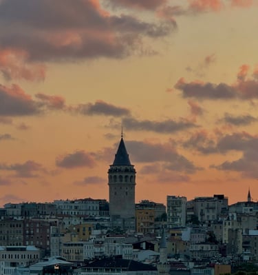 Torre Galata di Istanbul al tramonto