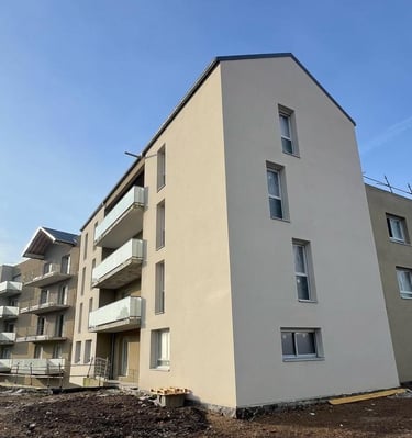 a building with a lot of windows and a lot of windows