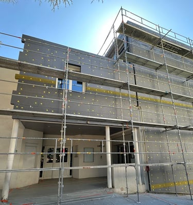 a building with scafafaffe on a scaffolded scaf