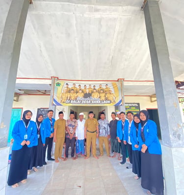 Mahasiswa STEI Masyarakat Madani bersua foto bersama warga dan kepala desa Sanah laok