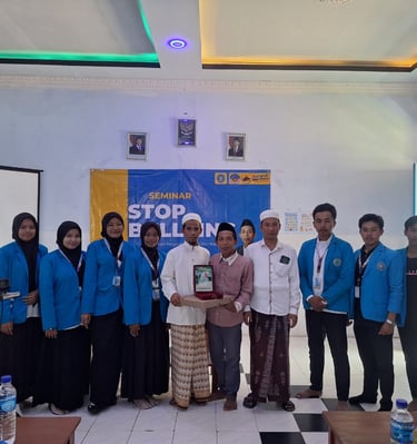 Mahasiswa mengisi acara seminar dan diskusi "stop bullying" bersama dengan siswa nurul jihad