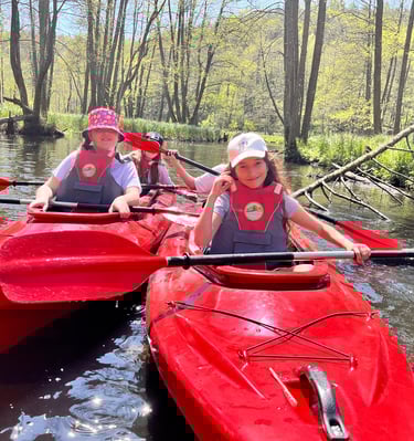 dziewczynki w kajaku