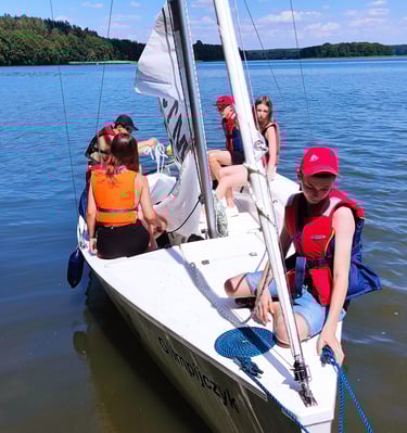 dzieci na żaglówce