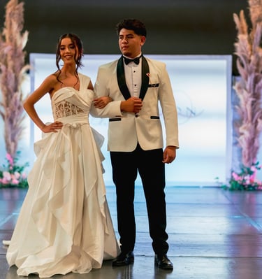 mujer con vestido de novia en pasarela  junto a hombre vestido de novio