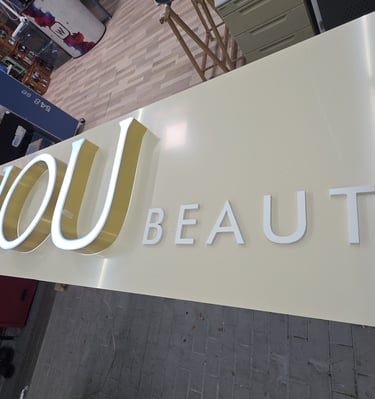 Beleuchtete 3D-Profilbuchstaben mit LED für professionelle Außenwerbung auf Aluverbund lackiert