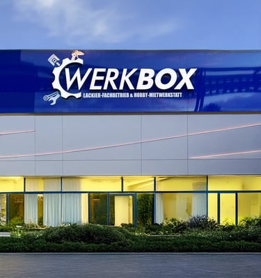 Beleuchtete 3D-Profilbuchstaben mit LED für professionelle Außenwerbung auf Aluverbund lackiert