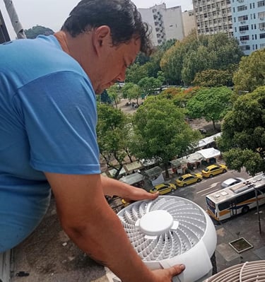 técnico reparando evaporadora