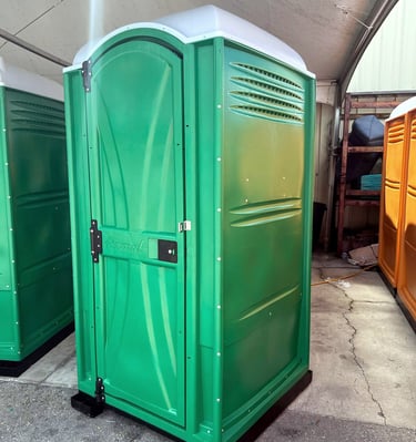 Baño portátil verde limpio y en buen estado, disponible para alquiler en Venezuela
