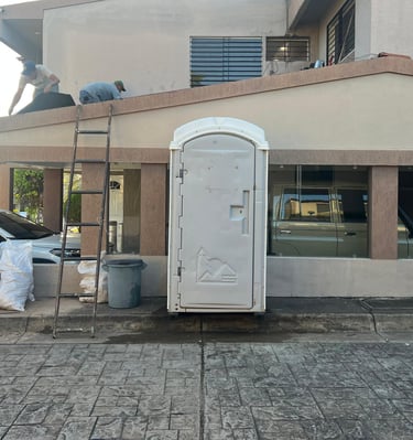 Baño portátil instalado en una obra de remodelación residencial en Venezuela
