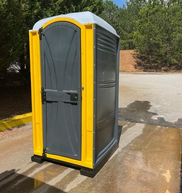 Baño portátil color amarillo y gris, unidad robusta para alquiler en obras y eventos en Venezuela