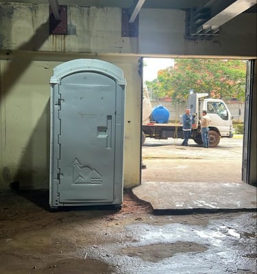 Baño portátil listo para transporte e instalación, con camión de reparto de Sanitarios Portátiles VE