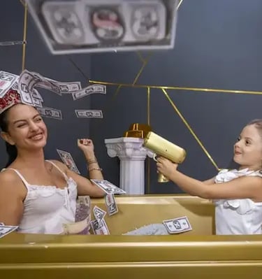 Creative gold bath photo room at Selfie Experience Split – unique photography experience