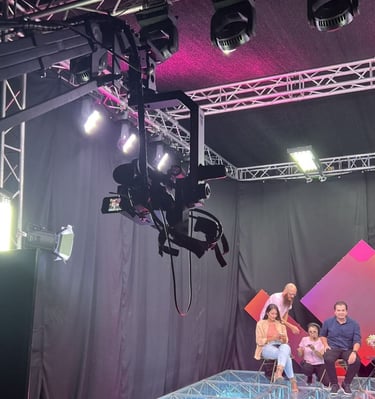 Alquiler de grúa para cámara de estudio profesional. Consigue movimientos suaves y tomas aéreas