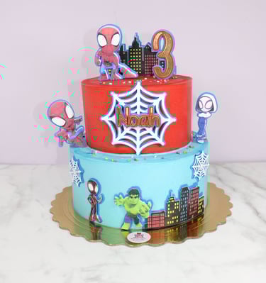 Tarta personalizada de Spiderman de dos pisos, elaborada para cumpleaños infantil en Madrid