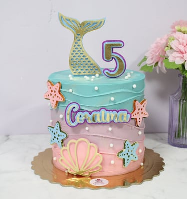 Tarta personalizada de sirena en tonos pastel, realizada artesanalmente para cumpleaños en Madrid