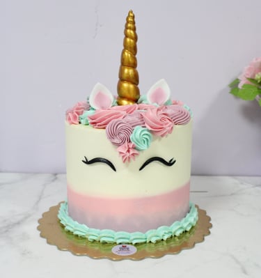 Tarta personalizada de unicornio con decoración delicada, elaborada para cumpleaños en Madrid