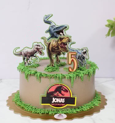 Tarta personalizada de dinosaurios, elaborada de forma artesanal para cumpleaños en Madrid