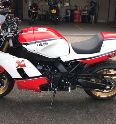 Customised Yamaha XSR 900F a homage to the 1985 Yamaha RD 500 LC