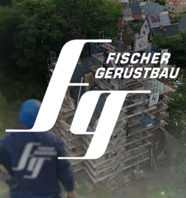 Logo Fischer Gerüstbau vor der Rüstung einer alten Villa im Hintergrund