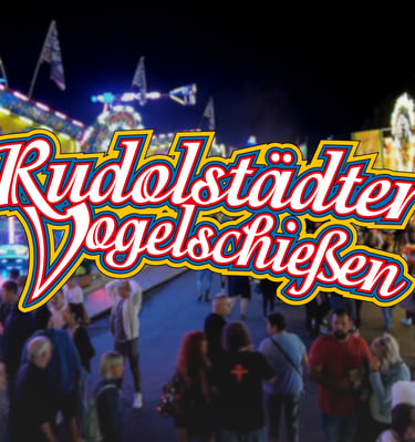 Das Logo des Rudolstädter Vogelschießens vor dem Hintergrund eines belebten nächtlichen Jahrmarkts